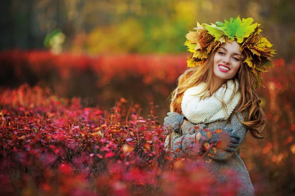 Frau im Park — Stockfoto