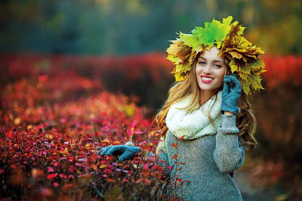 Frau im Park — Stockfoto