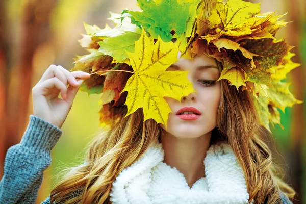 Vrouw in het park — Stockfoto