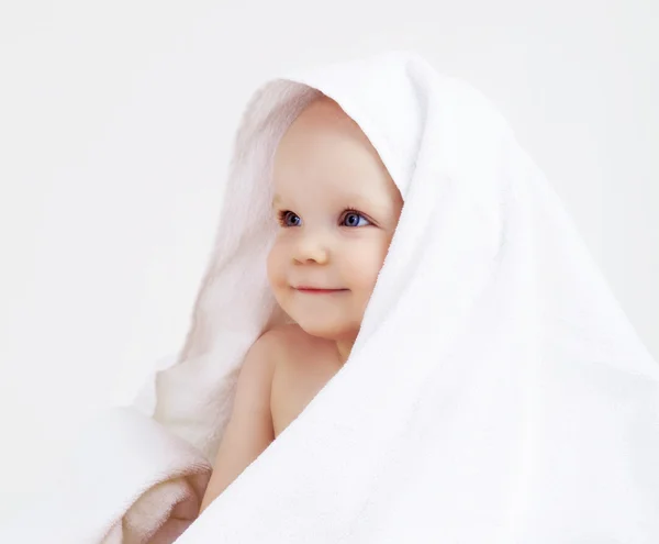 Bebé con una toalla —  Fotos de Stock
