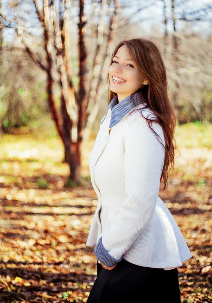 Vrouw in het park — Stockfoto