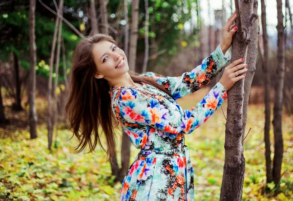 Frau im Park — Stockfoto