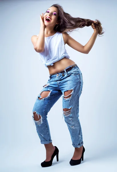 Modellen bär jeans — Stockfoto