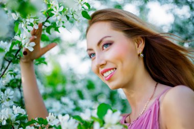 elma ağacı kadınla