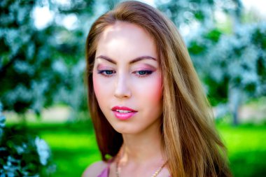 elma ağacı kadınla