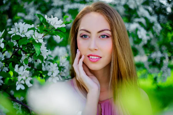 Frau mit Apfelbaum — Stockfoto