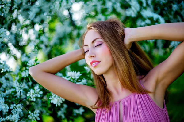 Frau mit Apfelbaum — Stockfoto