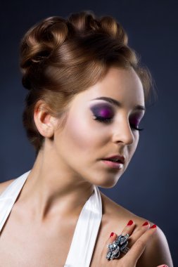 Kızıl saçlı güzel bir kadın.  