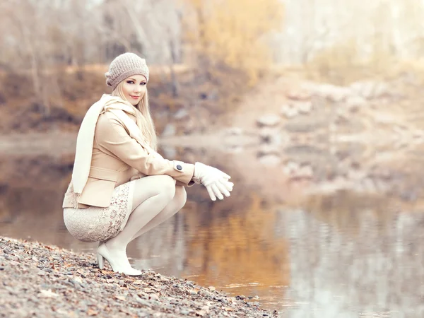 Frau im Park — Stockfoto