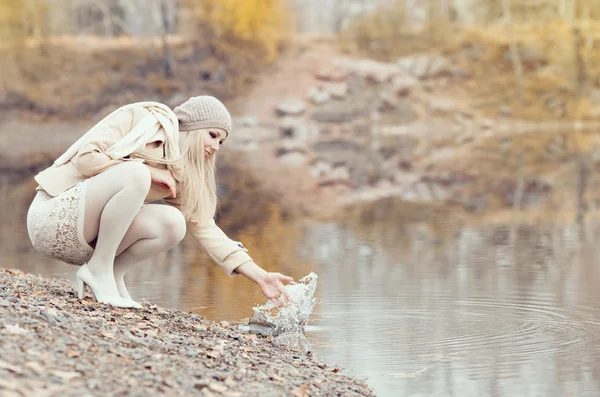 Femme dans le parc — Photo