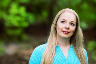 sarışın bir kadın açık