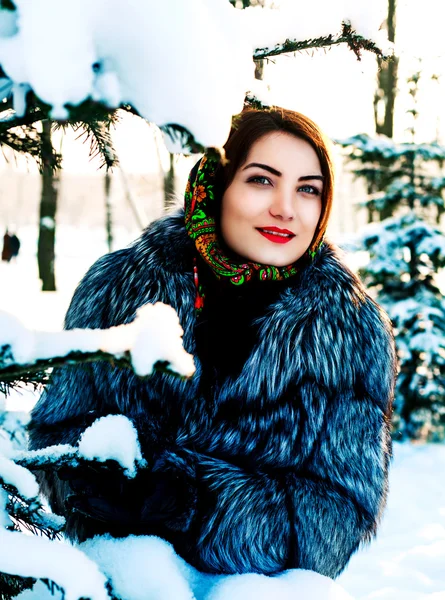 Kış parktaki kadın — Stok fotoğraf