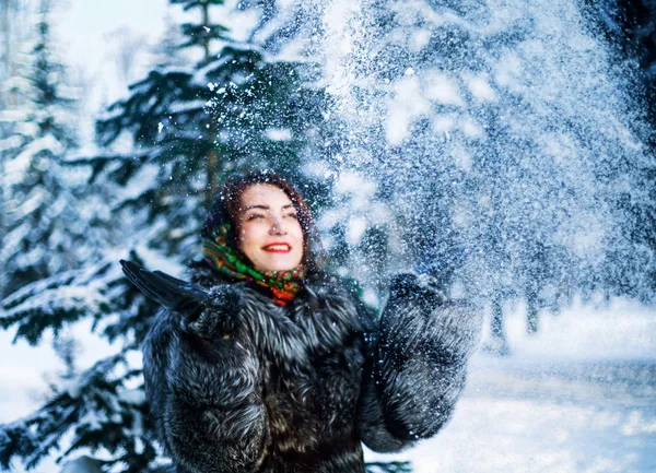 Kar fırlatma kadın — Stok fotoğraf