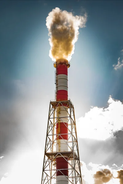 Chaminé industrial e poluição do fumo — Fotografia de Stock