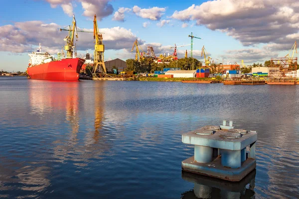 Ship in shipyard — Stock Photo, Image