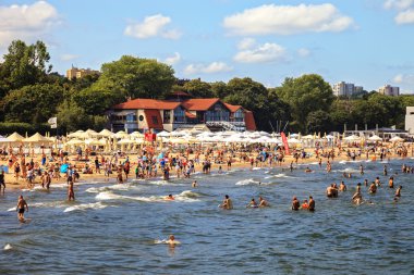 Kalabalık kumlu plaj