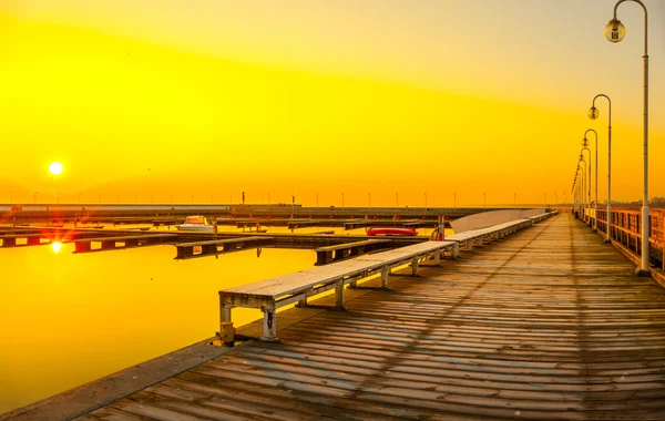 木製の桟橋が日の出 — ストック写真