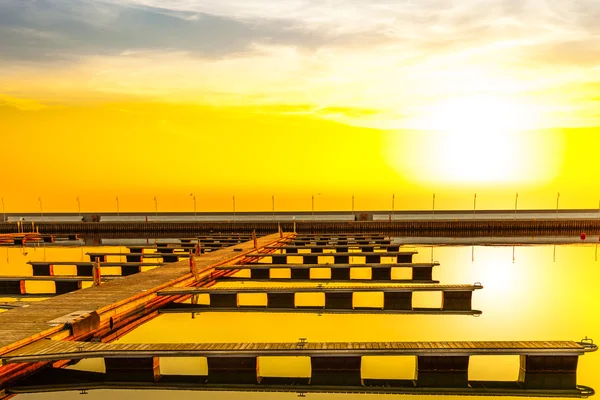 Muelle de madera al amanecer — Foto de Stock