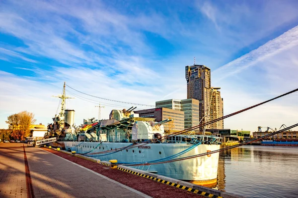 Navio de guerra ao nascer do sol — Fotografia de Stock