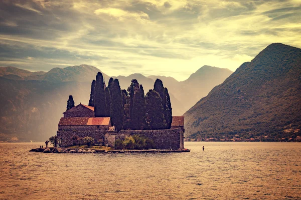 Altes Kloster auf dem Wasser — Stockfoto