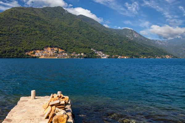 Molo di pietra con paesaggio marino — Foto Stock