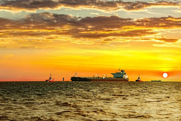 Navio ao pôr do sol — Fotografia de Stock