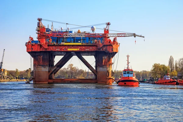 Ölplattform im Hafen — Stockfoto