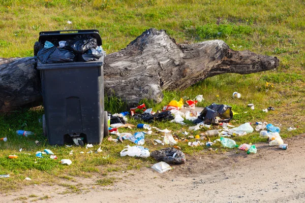 Müll im Park — Stockfoto