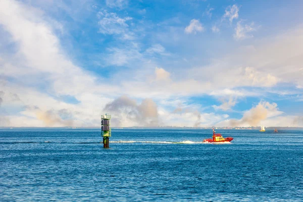 Barco piloto y boya — Foto de Stock