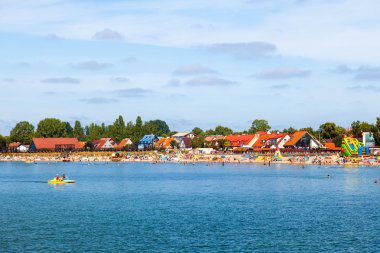 Kalabalık kumlu plaj