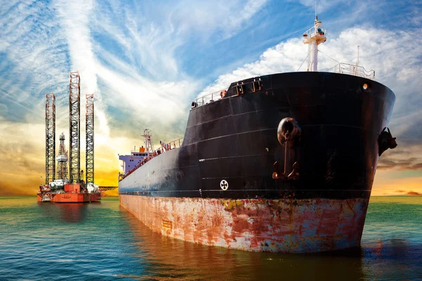 Barco y plataforma petrolera — Foto de Stock