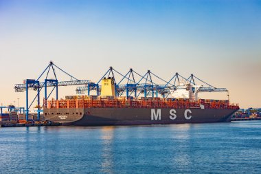Konteynır gemisi limanda