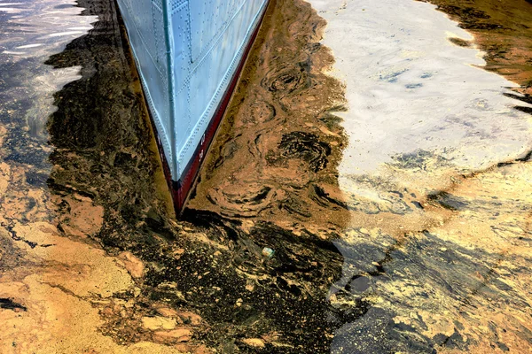 Oil spill on water — Stock Photo, Image