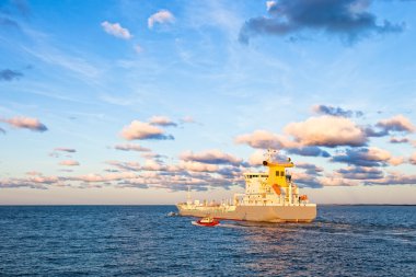 Pilot tekne ile gemi