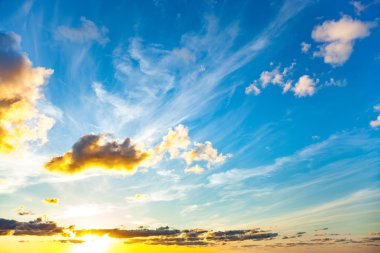 Gün batımında çok renkli gökyüzü