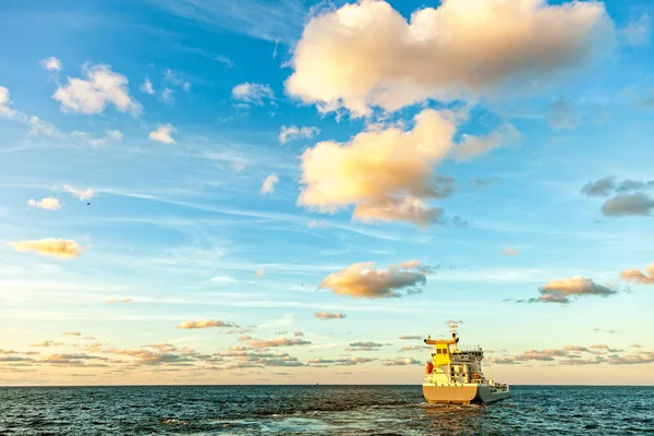 Schip en zonsondergang — Stockfoto