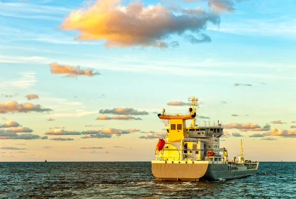 Schip en zonsondergang — Stockfoto