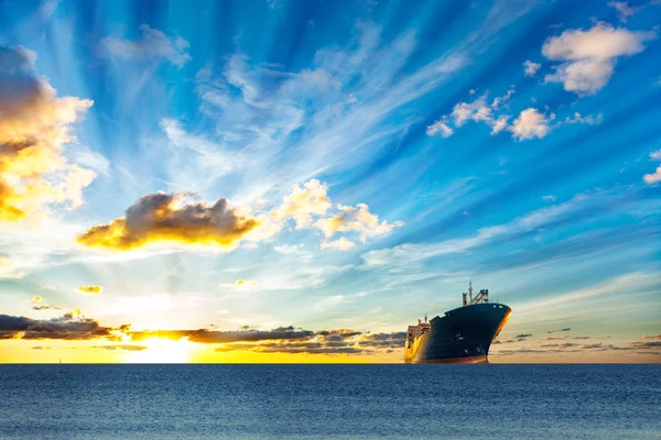 Het schip op zee — Stockfoto