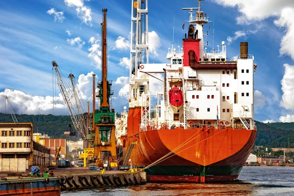 Schiff im Hafen — Stockfoto