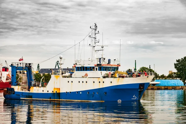 Trawler in haven Rechtenvrije Stockafbeeldingen