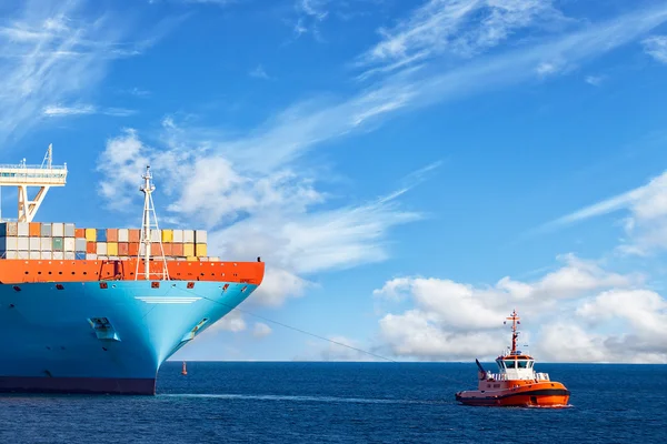 Tug with ship — Stock Photo, Image