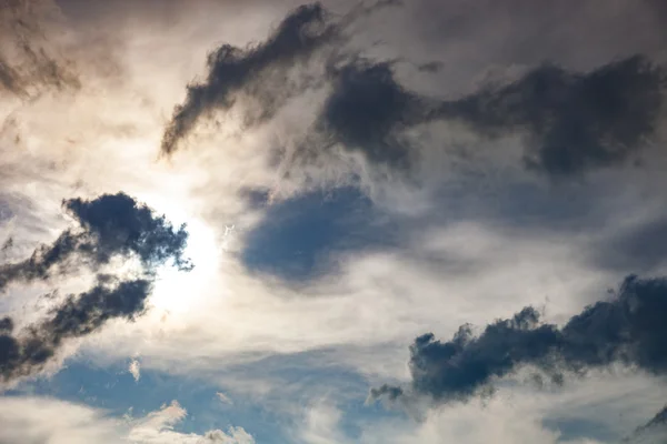 Dunkle Wolken und Sonne — Stockfoto