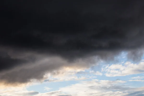 Σκοτεινά σύννεφα - δραματικό ουρανό — Φωτογραφία Αρχείου