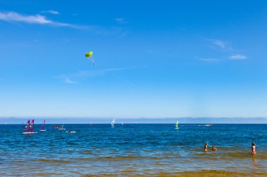 Deniz yukarıda yamaç paraşütü