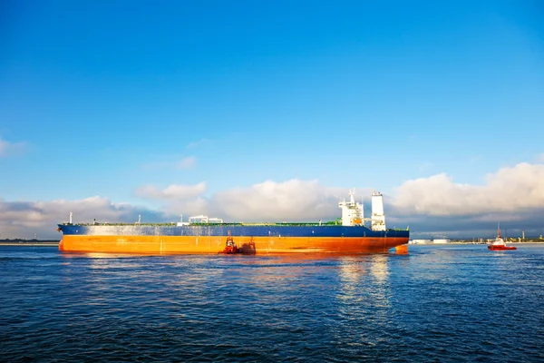 Tanker and tugs — Stock Photo, Image