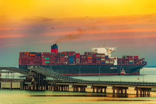 Buque de contenedores en el mar — Foto de Stock