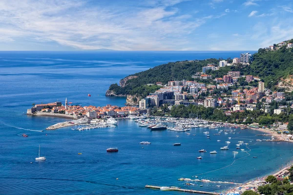 Riviera de Budva en la costa del mar Adriático, Montenegro . — Foto de Stock