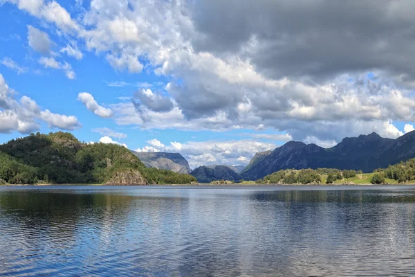 See mit Bergen — Stockfoto