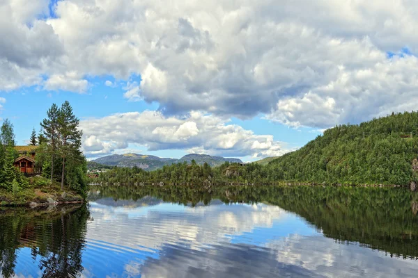 Lake with mountains — Stock Photo, Image