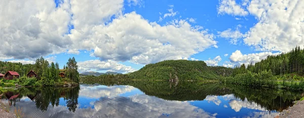 Lago con montañas — Foto de Stock